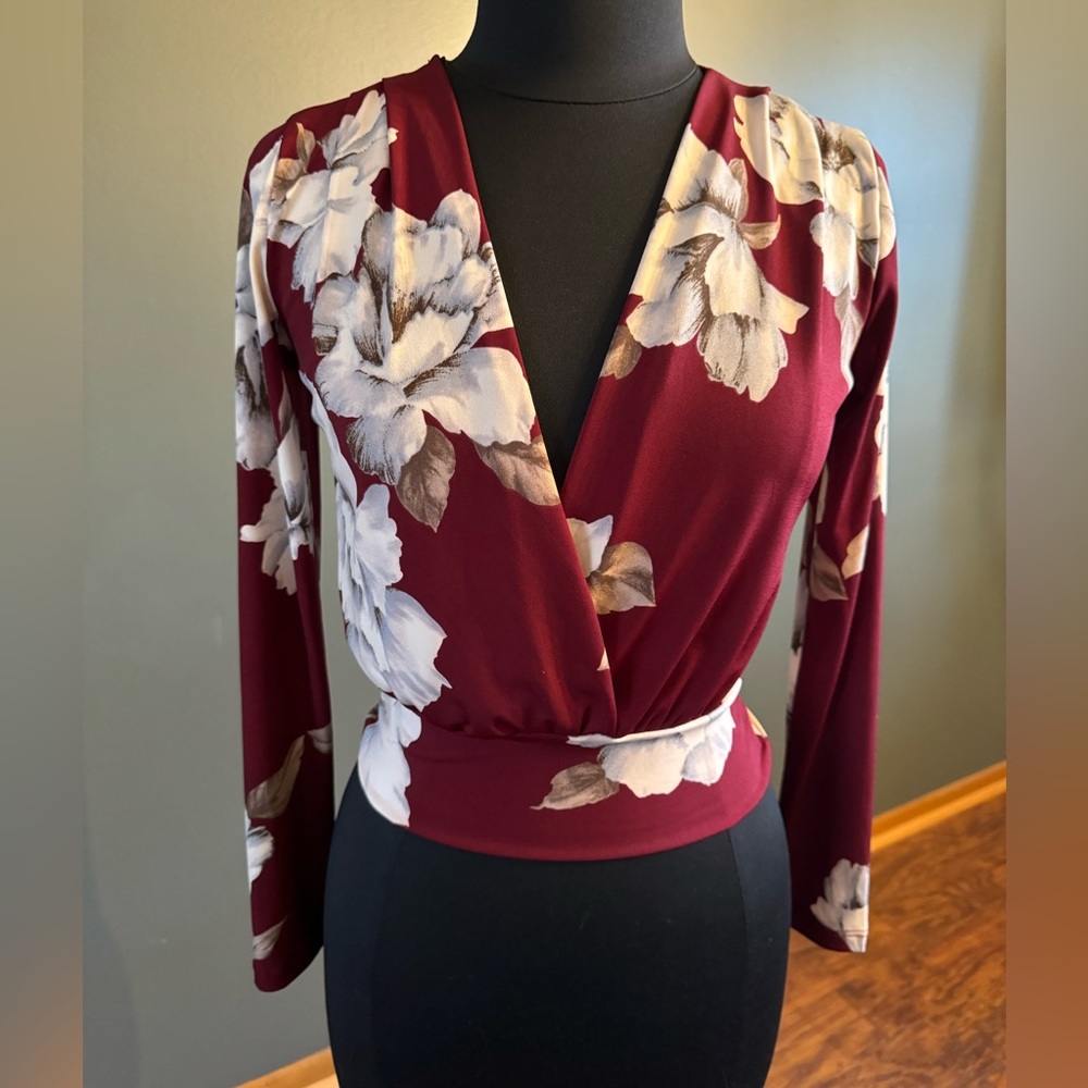 A’Gaci Long Sleeved Cropped Floral Top